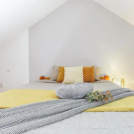 Utulny A Prostorny Podkrovni S Krbovymi Kamny *