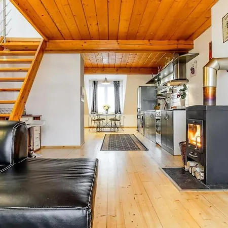 Utulny A Prostorny Podkrovni S Krbovymi Kamny