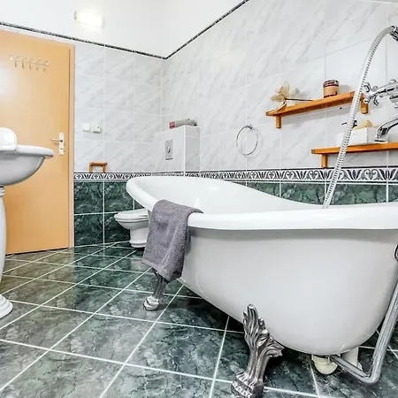 Apartment Utulny A Prostorny Podkrovni S Krbovymi Kamny