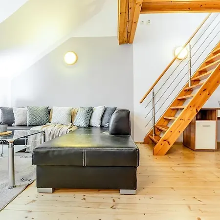 Utulny A Prostorny Podkrovni S Krbovymi Kamny Lägenhet