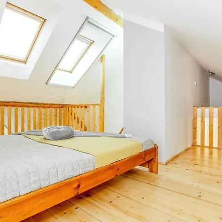 Utulny A Prostorny Podkrovni S Krbovymi Kamny *