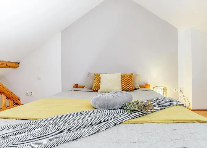 Utulny A Prostorny Podkrovni S Krbovymi Kamny *