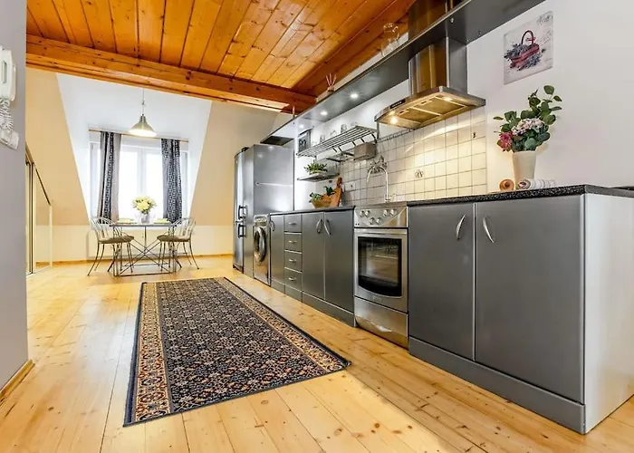 Utulny A Prostorny Podkrovni S Krbovymi Kamny Apartament