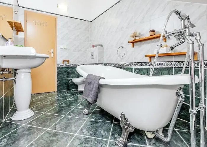 아파트 Utulny A Prostorny Podkrovni S Krbovymi Kamny